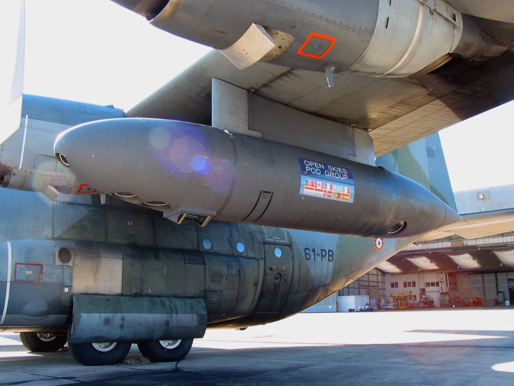 Zemlje tzv. POD skupine uz zrakoplov Lockheed C-130 Hercules koriste podvjeni motričaćčki spremnik Samson