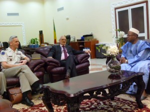 Francuski general Lecointre (lijevo), Richard Zink, voditelj EU delegacije u Maliju te Diango Sissoko, premijer Malija (desno)