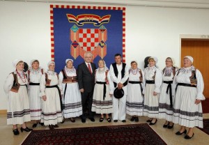 Udruga „Etno Fletno“ iz Samobora upoznala je predsjednika Josipovića sa samoborskom tradicijom