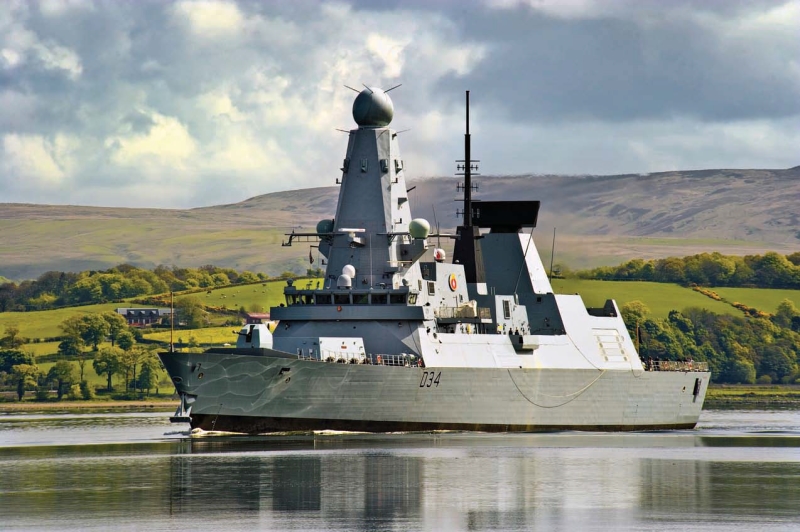 Britanski razarači tipa 45, poznati i kao klasa-Daring (na slici HMS Diamond, s Raytheon radarom na strukturi pramčanog jarbola)