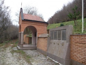Spomen-kapela podignuta na mjestu pogibije europskih promatrača, Podrute, 7. siječnja 1992. godine