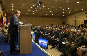 Predsjednik Parlamentarne skupštine NATO-a Hugh Bayley otvara zasjedanje