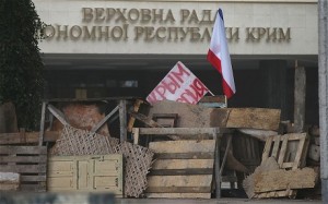 Pro-ruske barikade pred republičkim parlamentom u Simferopolu, 28. veljače 2014. godine