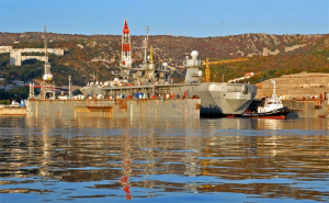 USS Mount Whitney napušta suhi dok u Viktoru Lencu, 9. studenog 2011. godine