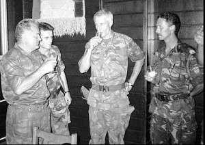 Ratko Mladić nazdravlja s nizozemskim UN zapovjednikom Karremansom u Potočarima kod Srebrenice 12. srpnja 1995. godine