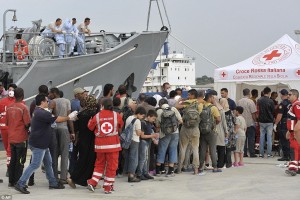 Migranti koji su u Augustu došli brodom HRM-a (izvor: AP)