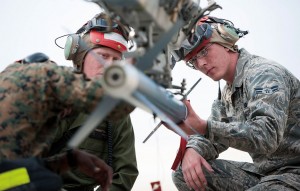 Američki zrakoplovac pomaže marincu pri naoružavanju zrakoplova, zračna baza Kunsan, Južna Koreja