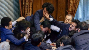 Natezanja u japanskome parlamentu oko obrambenih zakona, 19. rujna 2015. godine