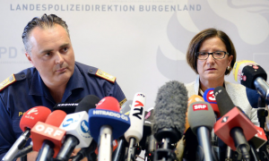 Policijski načelnik Hans Peter Doskozil uz austrijsku ministricu unutarnjih poslova Johannu Mikl-Leitner 2015. godine