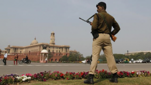 Indijski vojnik na službi pred kompleksom parlamenta u New Delhiju