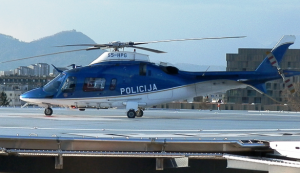 Helikopter MUP-a RS na heliodromu UKC Ljubljana