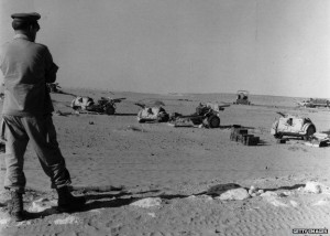 Britanski časnik nadgleda topničke položaje iznad Sueskog kanala 1956. godine