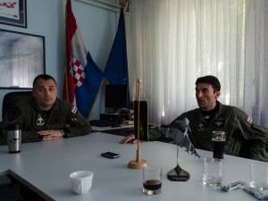 Zapovjednik EBA-e bojnik Željko Ninić i novi probni pilot bojnik Zvonimir Milatović