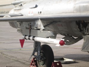 MiG-21UM ev. broja 16180 je prvi na kojem su integrirane rakete R-60MK. Na slici je isti avion s vježbovnom UZR-60 