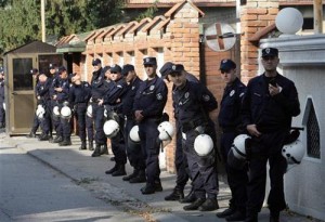 Policija pred ulazom u Kancelariju Haškog tribunala, tijekom demonstracija pristalica Vojislava Šešelja u listopadu 2013. godine 