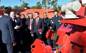 Potpredsjednik Vlade CG Duško Marković razgledava DOK-ING-ovog robota