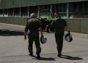 Probni pilot brigadir Ivan Selak i zapovjednik EBA-e pukovnik Željko Ninić (Photo: Goran Zorja)