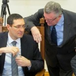 Posljednji dogovor pred početak sjednice - ministar Kotromanović i dopredsjednik Odbora Ronko