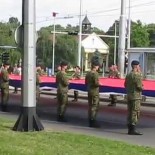 VIDEO – Velika zastava iz Knina kreće prema glavnoj bini