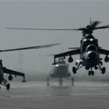 Dva Mi-35 i Mi-17 u pozadini