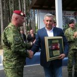 VIDEO – Udbina – generalu Gotovini uručena beretka s grbom SzRV