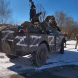 Ukrajinski vojnici na području tzv. Luhanske Narodne Republike vesele se zarobljenoj ruskoj tehnici