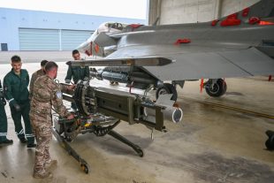 Pametna bomba HAMMER montirana na lijevom krilu hrvatskog lovca Rafale EC na netom okončanoj hrvatsko-francuskoj vježbi ACE. (Foto: MORH/F.Klen)